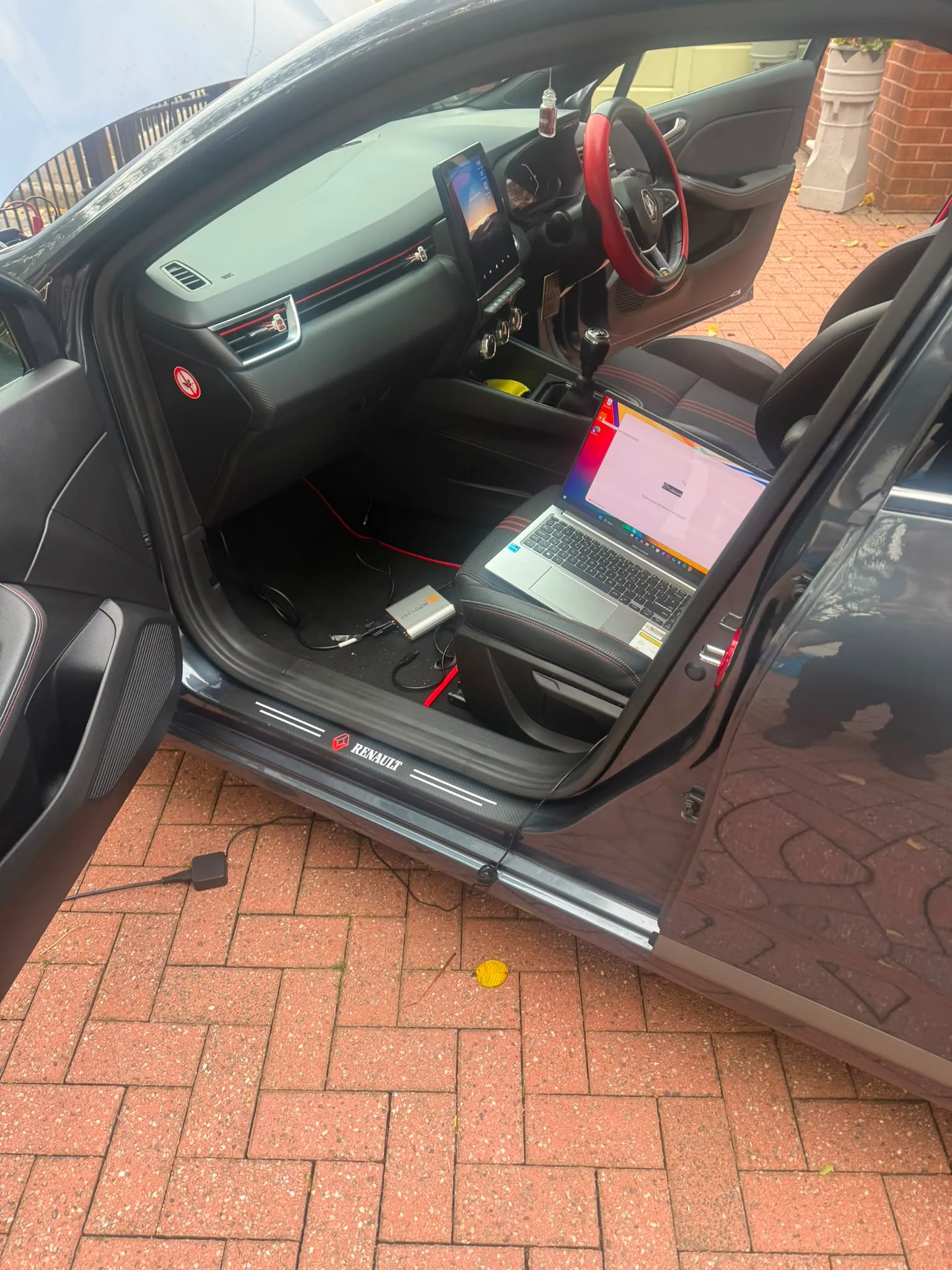 Renault Clio RS Line. Writing the new map through the OBD port with the Autotuner tool.